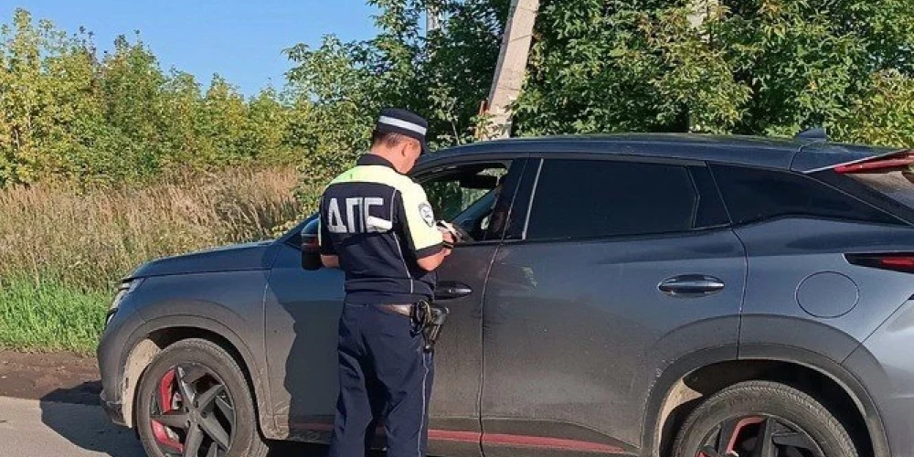 Krievijas ceļu policists darbībā  (ilustratīvs attēls no "X")