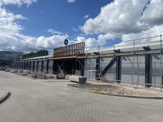 Как в здании, так и на территории будет установлено энергосберегающее освещение, а тепло, вырабатываемое холодным оборудованием, установленным в торговом центре, будет направлено на отопление помещений и подогрев горячей воды с помощью технологии рекуперации тепла.