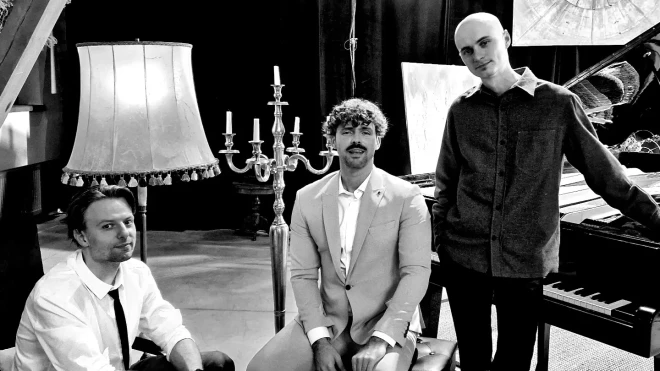 Trio sastāvā muzicē vieni no mūslaiku spilgtākajiem pašmāju džeza mūzikas pārstāvjiem - komponists un pianists Kristaps Vanadziņš, sitaminstrumentālists Kaspars Kurdeko un kontrabasists Jānis Rubiks.