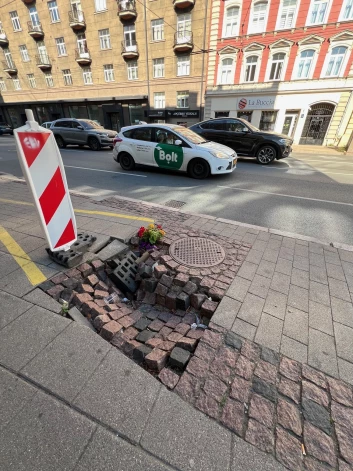 Zemes iegruvums Brīvības ielā 78.