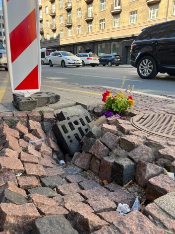 Zemes iegruvums Brīvības ielā 78.