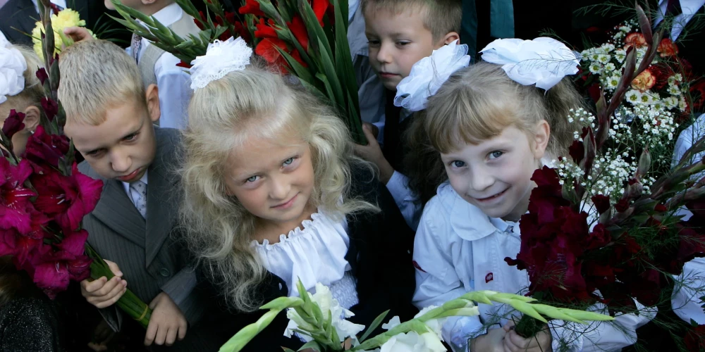 Skolēni ar ziediem 1.septembrī.