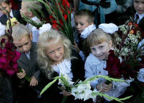 Skolēni ar ziediem 1.septembrī.