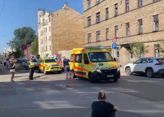 ВИДЕО: в Риге, на перекрестке улиц Таллинас и Красотаю, сбили ребенка