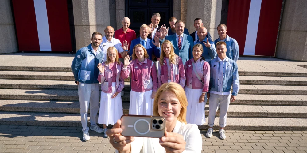 Ministru prezidente Evika Siliņa ar Latvijas olimpiešiem, kuri pārstāvēja mūsu valsti Parīzes olimpiskajās spēlēs (foto: Valsts kanceleja)