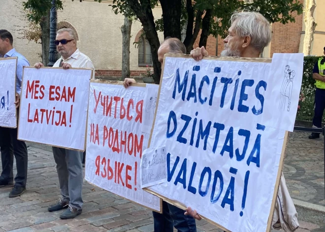 Latvijas Krievu mācībvalodas skolu atbalsta asociācijas (LAŠOR) rīkotais pikets pret mācību pārtraukšanu krievu valodā pirmsskolā un vispārējā izglītībā šorīt pie Saeimas nama pulcējis 13 cilvēkus.