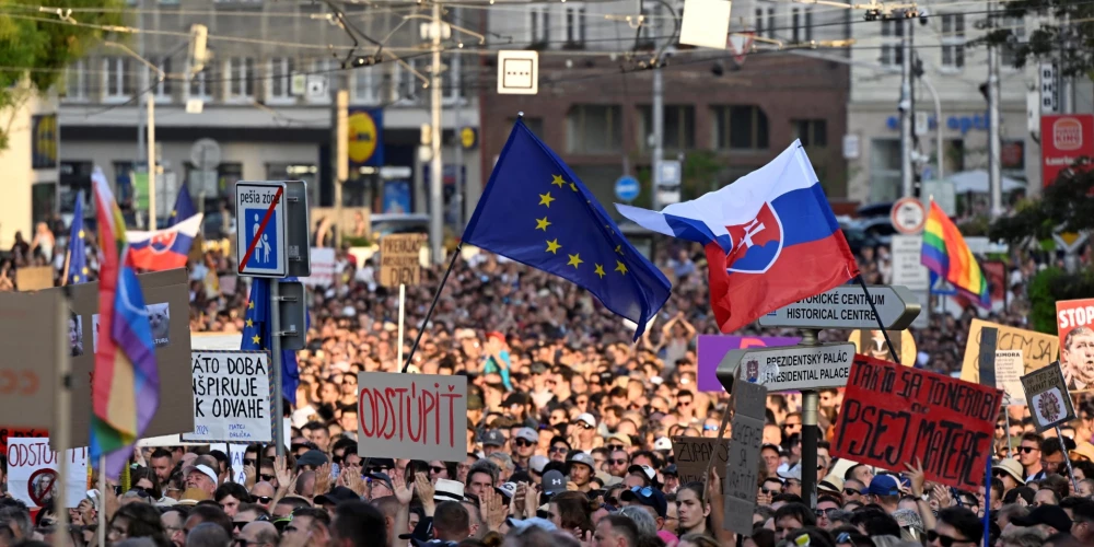 Demonstranti iziet Bratislavas ielās 2024. gada 13. augustā, protestējot pret valdības politiku kultūras un tieslietu jomā.