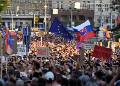 Demonstranti iziet Bratislavas ielās 2024. gada 13. augustā, protestējot pret valdības politiku kultūras un tieslietu jomā.