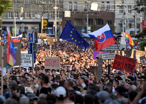 Demonstranti iziet Bratislavas ielās 2024. gada 13. augustā, protestējot pret valdības politiku kultūras un tieslietu jomā.