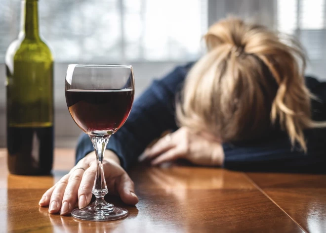 Sieviešu alkoholisms: Slēptās briesmas aiz vīna glāzes…
