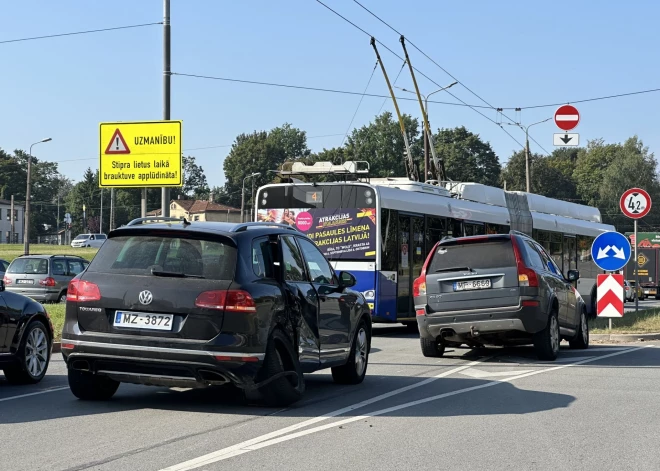 FOTO: uz Kārļa Ulmaņa gatves notikusi avārija