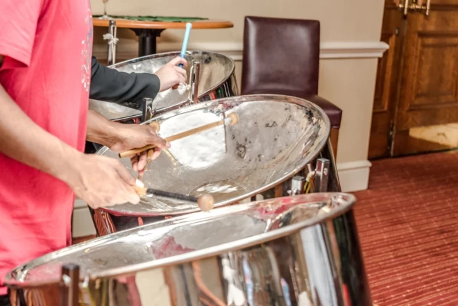 Vietā nāks Trinidādā radītās steelpan, ko varētu tulkot kā tērauda panna. Šis sitamais mūzikas instruments prasmīgās rokās rada melodiskas skaņas, to var izgatavot no metāla mucām. 