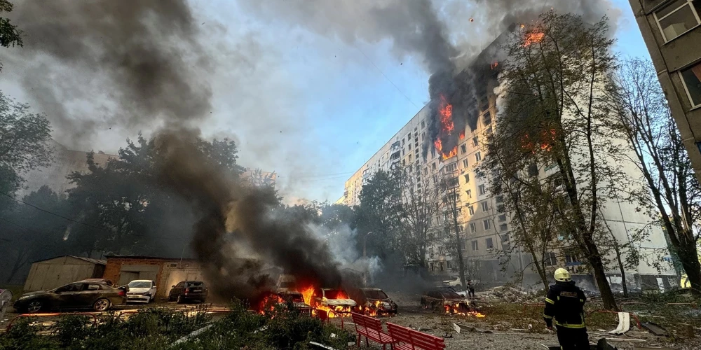 Uzlidojumā rotaļu laukumā gājusi bojā meitenīte un aizdegusies 12 stāvu dzīvojamā ēka.