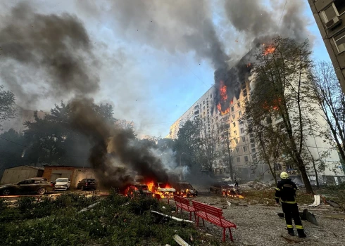 Uzlidojumā rotaļu laukumā gājusi bojā meitenīte un aizdegusies 12 stāvu dzīvojamā ēka.