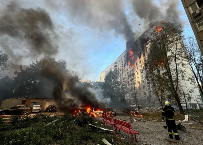 Krievija ar vadāmajām aviobumbām uzbrukusi Harkivai - aizdegusies dzīvojamā ēka un cietuši vismaz 40 cilvēki