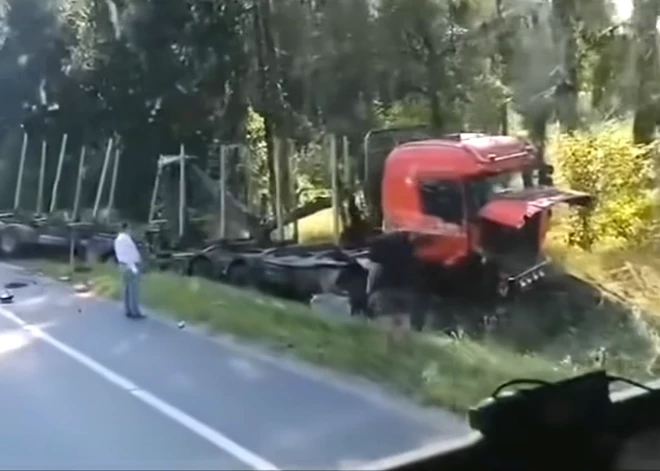 VIDEO: Uz Tallinas šosejas notikusi smaga vieglās automašīnas sadursme ar kravas mašīnu - satiksme pilnībā atjaunota