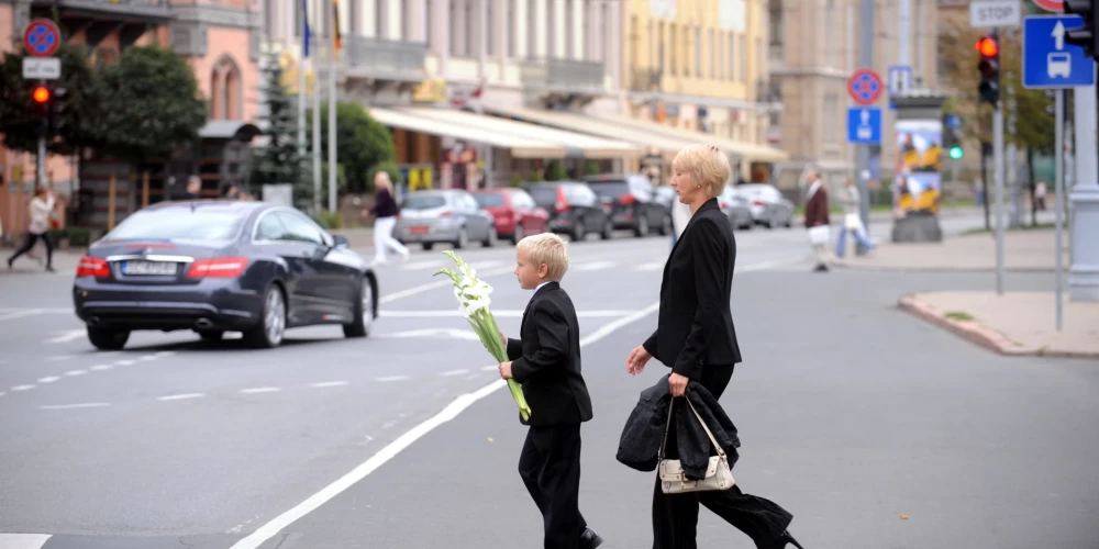 Zēns ar mammu Zinību dienā - 1.septembrī.