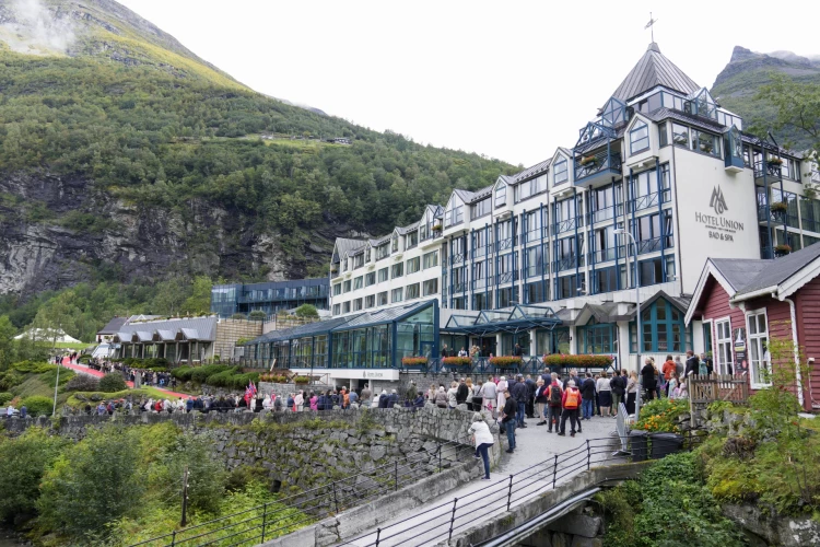 Kāzas notika ļoti gleznainā vietā - viesnīcā Geirangerā.