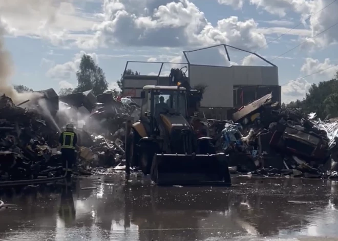 FOTO; VIDEO: Tukumā izcēlies paaugstinātas bīstamības ugunsgrēks; iedzīvotājus aicina būt piesardzīgiem