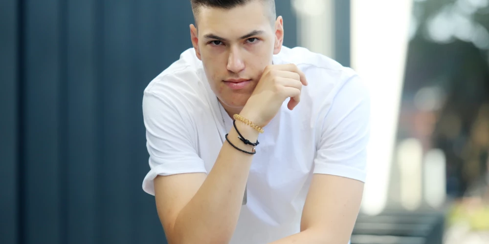 19 gadu vecais matemātikas privātskolotājs Ernests.