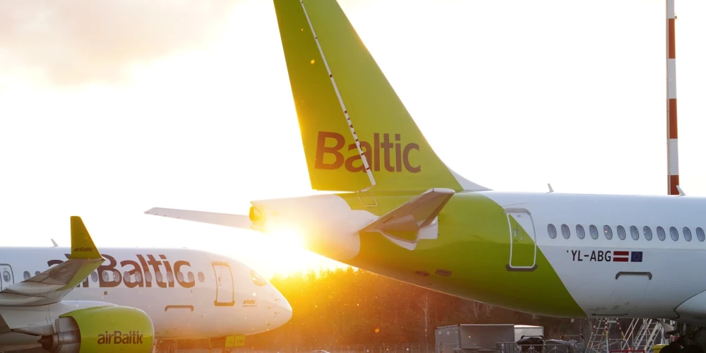 Latvijas nacionālās aviosabiedrības "airBaltic" lidmašīnas starptautiskajā lidostā "Rīga".