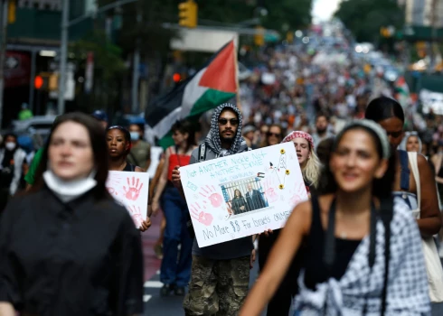 Tikmēr Rietumos turpinās masu demonstrācijas palestīniešu atbalstam, kurās neviens pat neiepīkstas par "Hamas" teroristu sagrābto ķīlnieku atbrīvošanu un nenosoda "Hamas" iebrukumu Izraēlā, kas aizsāka pašreizējo asinspirti Gazā.