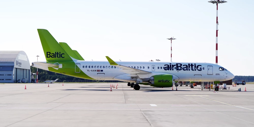 "airBaltic" lidmašīna Starpautiskās lidostas "Rīga" lidlaukā.