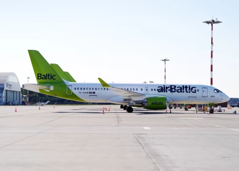 "airBaltic" lidmašīna Starpautiskās lidostas "Rīga" lidlaukā.