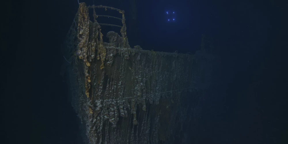 Sadalās arī kuģa priekšgals, kas zaudējis aptuveni 4,5 metrus no margām, bet kuģa kreisajā pusē izveidojusies liela plaisa, paziņoja kompānija "RMS Titanic", kam pieder vraks.