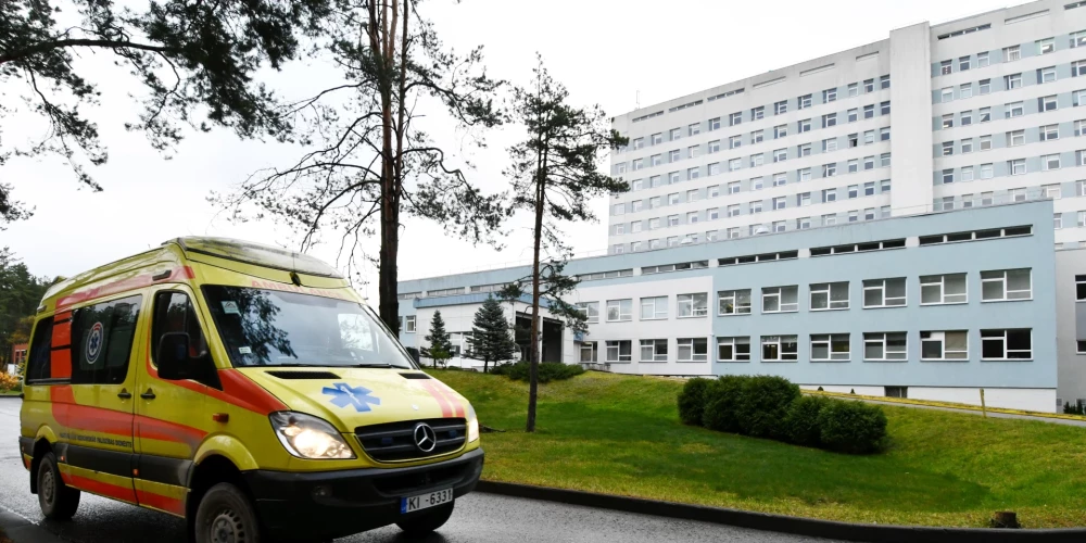 Neatliekamās medicīniskās palīdzības automašīna pie Daugavpils Reģionālās slimnīcas.