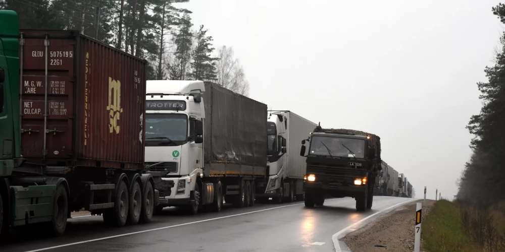 Kravas automašīnu rindas robežkontroles punktā pie Latvijas-Baltkrievijas robežas.