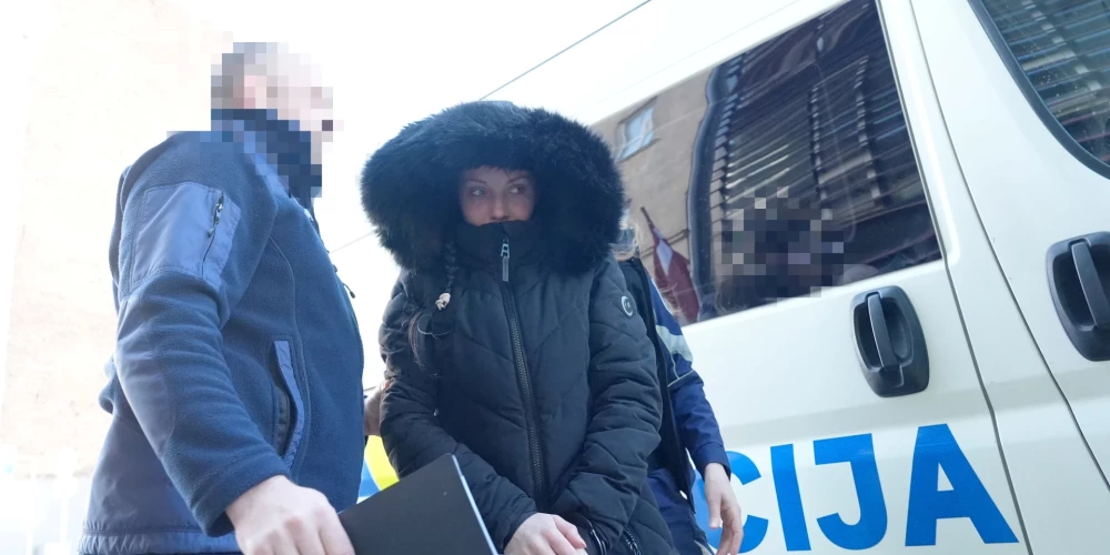 Okupācijas muzeja dedzināšanas lietā aizturētā sieviete tiek konvojēta uz tiesas sēdi Rīgas pilsētas Vidzemes priekšpilsētas tiesā, kur lems par apcietinājuma piemērošanu.