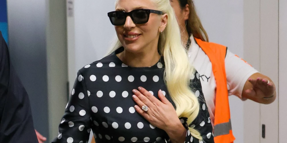Lady Gaga uzlika roku uz krūtīm, visā krāšņumā demonstrējot saderināšanās gredzenu ar milzīgu briljantu, ko viņai pasniedzis 46 gadus vecs uzņēmējs.