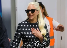 Lady Gaga uzlika roku uz krūtīm, visā krāšņumā demonstrējot saderināšanās gredzenu ar milzīgu briljantu, ko viņai pasniedzis 46 gadus vecs uzņēmējs.