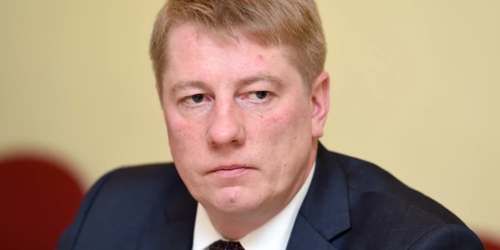2013. gada 1. martā Matīss kā bezpartijisks kandidāts nomainīja Aivi Roni satiksmes ministra amatā.