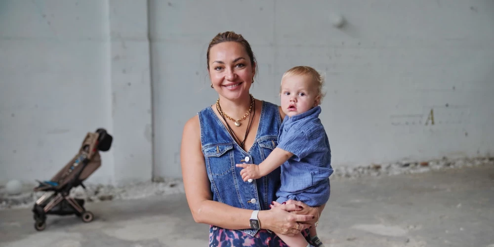 “Leo ir draudzīgs un ļoti komunikabls. Viņš bija mēnesi vecs, kad bijām aizgājuši uz izstādi. Dēls ir ļoti iemīlējis muzejus un izstādes. Viņam patīk skaņas, gaismas un krāsas,” saka Kristīne.