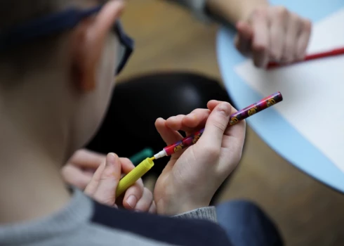 Tādēļ VID aicina, maksājot par bērnu (līdz 18 gadiem) interešu izglītību, krāt un saglabāt maksājumus apliecinošos dokumentus – čekus, kvītis, internetbankas izdrukas u.tml.