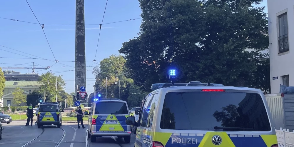 Policija izvietojusi nožogojumus un aicina cilvēkus netuvoties vietai, kur notiek operācija.