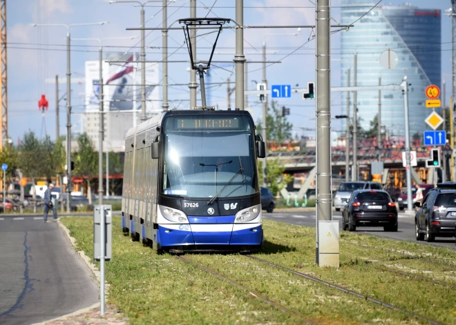 Zemās grīdas tramvajs 7. tramvaja maršrutā no Rīgas centra uz Ķengaragu.