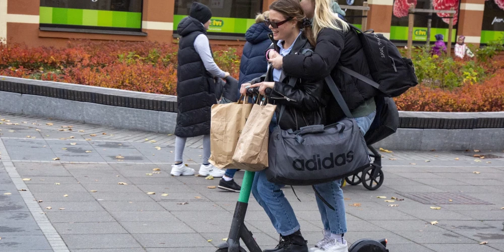 Arī Rīgā attieksme pret elektriskajiem skrejriteņiem ir ļoti neviennozīmīga.