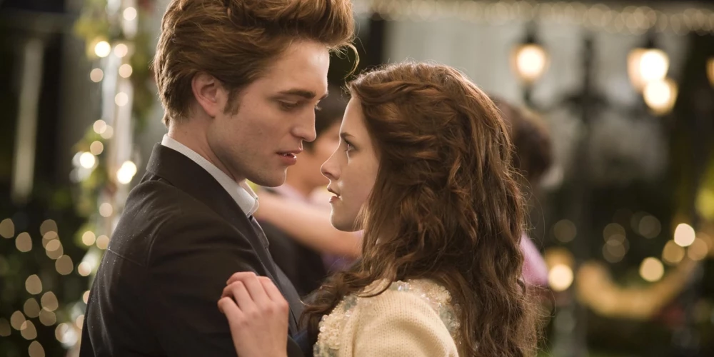 Roberts Patinsons un Kristena Stjuarte filmā "Krēsla". 