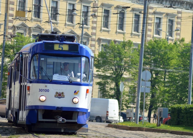 Pie Uzvaras parka satiksmes negadījums; paralizēta tramvaju kustība