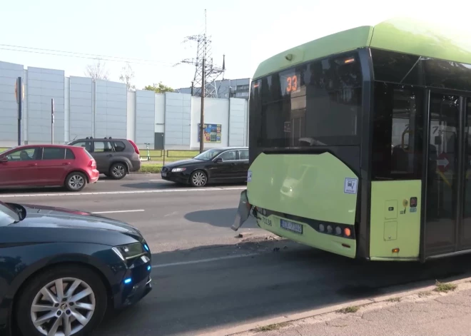 Водитель авто в Риге врезался в автобус и пытался сбежать, а потом стал спорить с полицейскими и ругаться матом