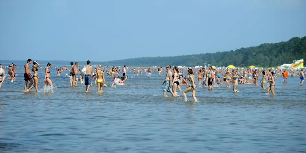 Температура морской воды в основном остается в диапазоне от +17 до +20 градусов, но при устойчивом ветре с юго-востока вода может стать холоднее.