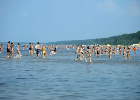 Температура морской воды в основном остается в диапазоне от +17 до +20 градусов, но при устойчивом ветре с юго-востока вода может стать холоднее.