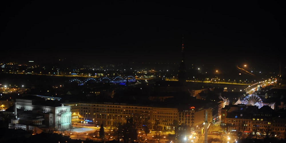 Skats uz Latvijas Nacionālo operu, Rīgas namiem un Brīvības pieminekli no viesnīcas "Radisson Blu Hotel Latvija".
