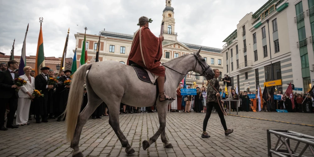 Šogad zinību diena Latvijā ieskandināta visdažādākajos veidos. Neizpalika arī tradicionālais Latvijas Universitātes studentu pasākums Rīgā - "Aristotelis".