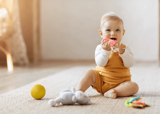 Kā pamanīt, ka aizkavējusies zīdaiņa fiziskā attīstība?