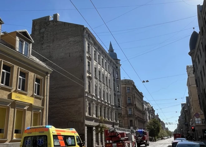 Iedzīvotāji ziņo, ka Rīgā,virs kāda nama Čaka un Ģertrūdes ielas krustojumā, pacēlušies balti dūmi.