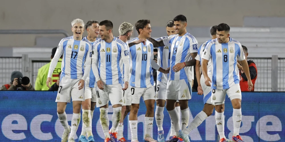 Argentīnas futbolisti priecājas par vārtu guvumu.